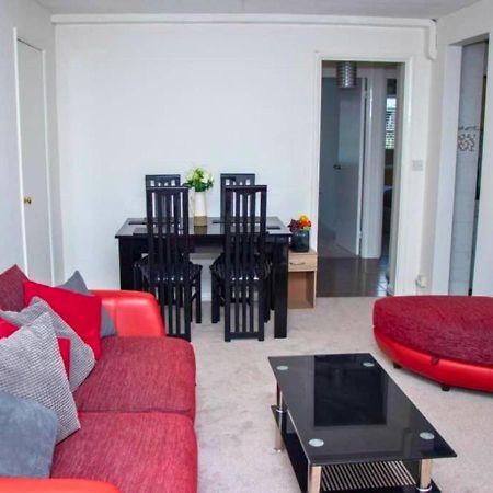 2-Bed Sleeps 4 Comfy For Contractors With Free Parking In Crawley Near Gatwick Manor Royal Refurbishedアパートメント エクステリア 写真