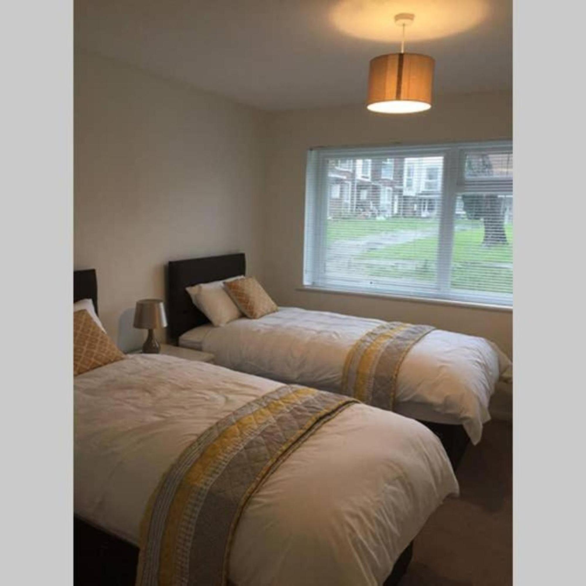 2-Bed Sleeps 4 Comfy For Contractors With Free Parking In Crawley Near Gatwick Manor Royal Refurbishedアパートメント エクステリア 写真