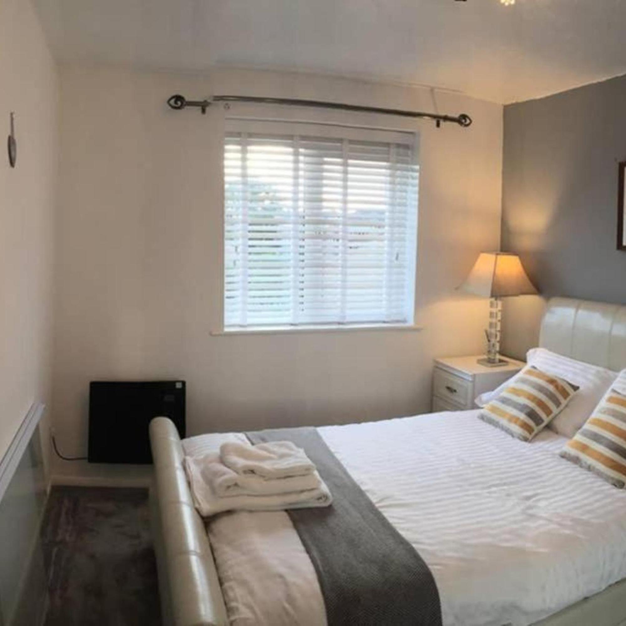 2-Bed Sleeps 4 Comfy For Contractors With Free Parking In Crawley Near Gatwick Manor Royal Refurbishedアパートメント エクステリア 写真