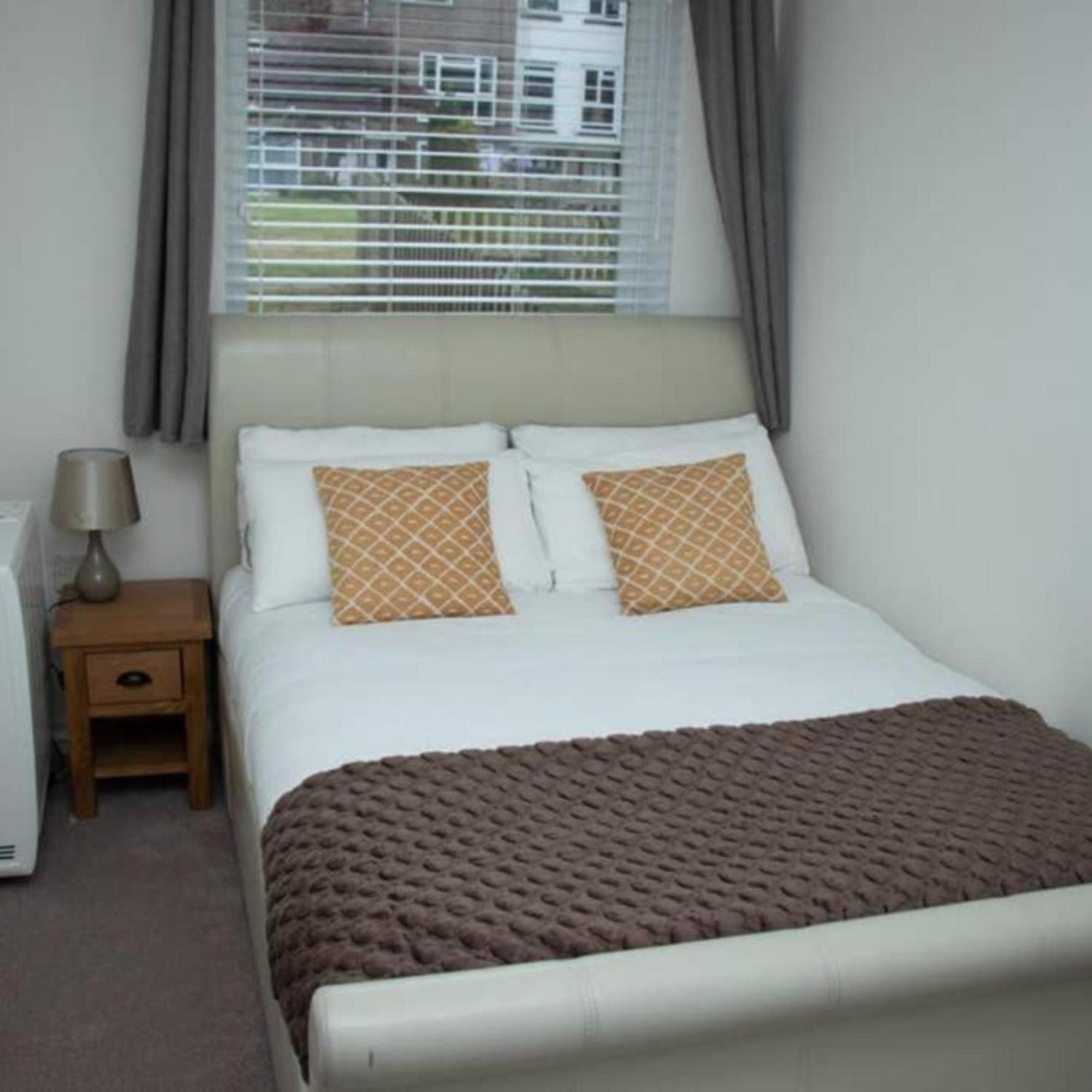 2-Bed Sleeps 4 Comfy For Contractors With Free Parking In Crawley Near Gatwick Manor Royal Refurbishedアパートメント エクステリア 写真