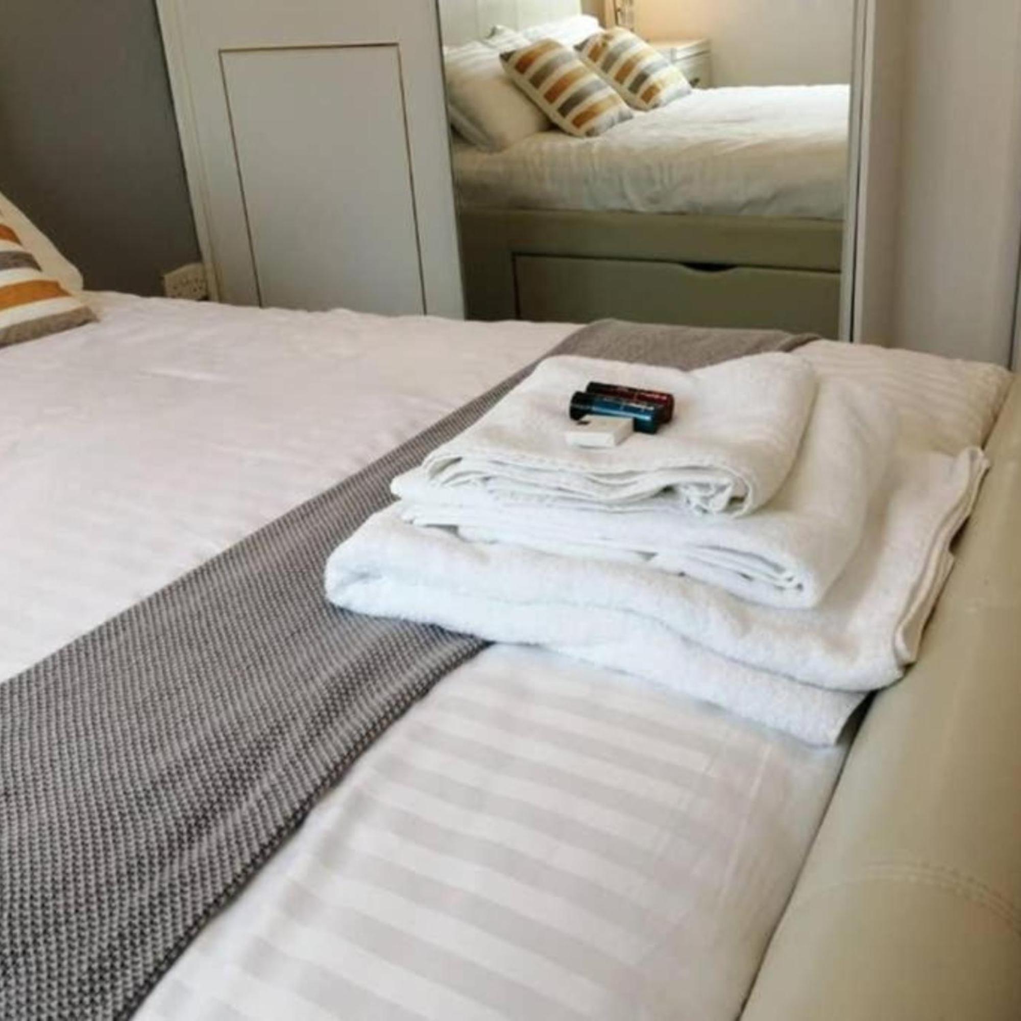 2-Bed Sleeps 4 Comfy For Contractors With Free Parking In Crawley Near Gatwick Manor Royal Refurbishedアパートメント エクステリア 写真