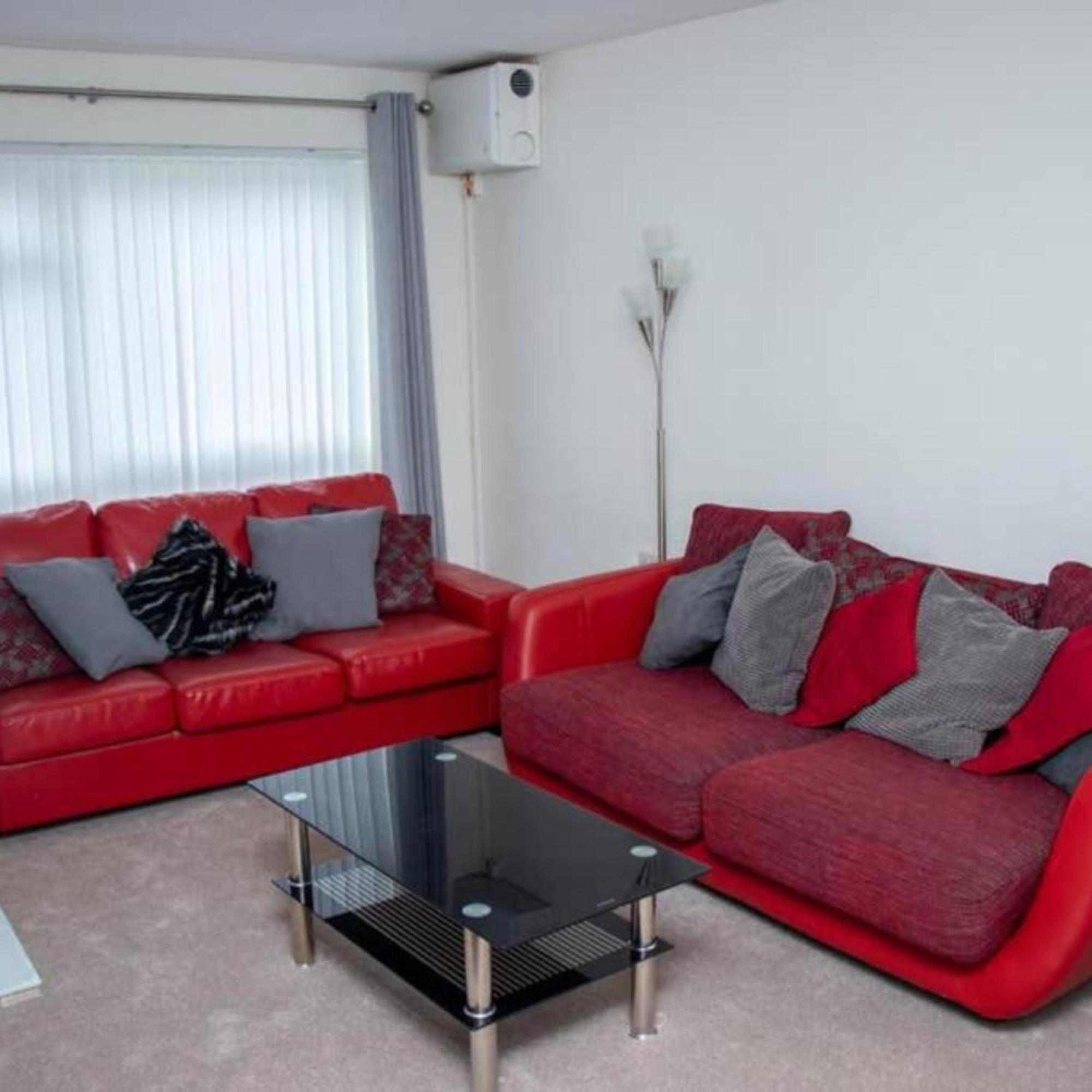 2-Bed Sleeps 4 Comfy For Contractors With Free Parking In Crawley Near Gatwick Manor Royal Refurbishedアパートメント エクステリア 写真