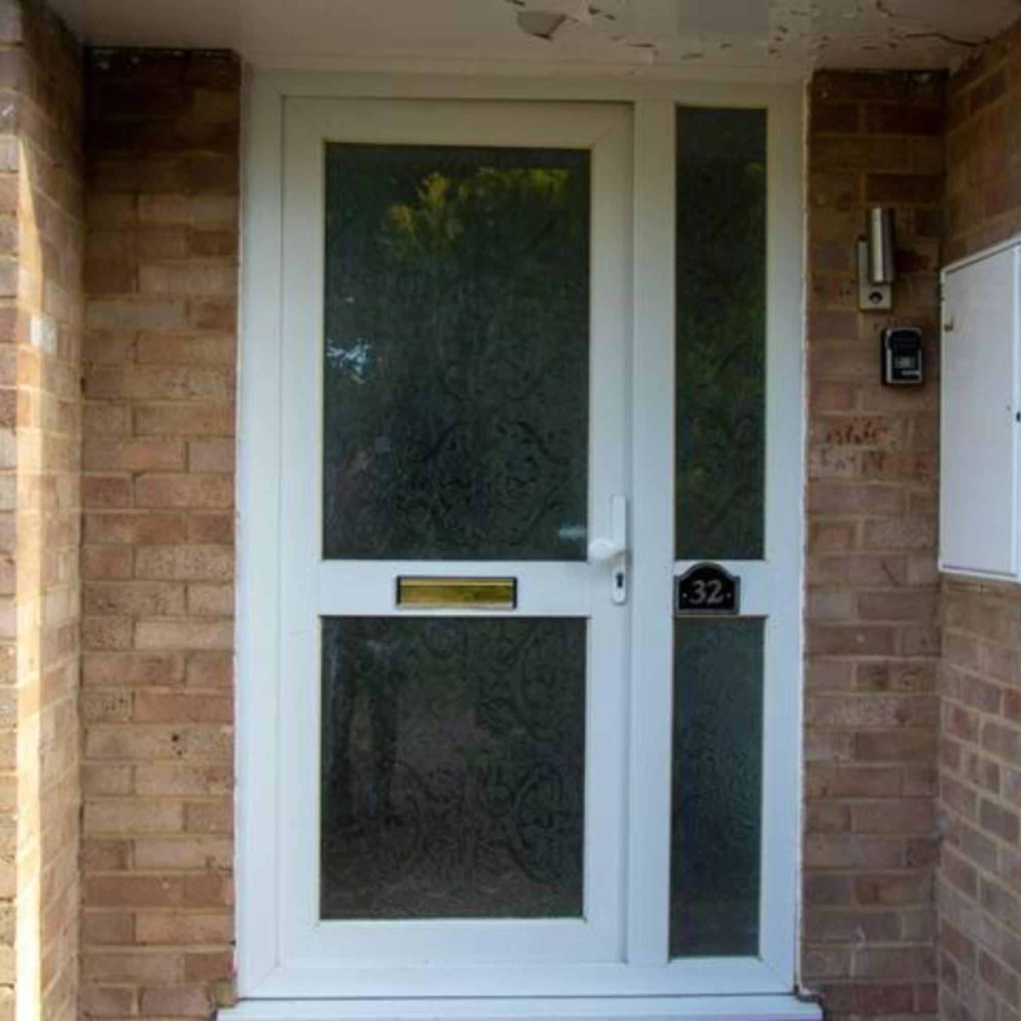 2-Bed Sleeps 4 Comfy For Contractors With Free Parking In Crawley Near Gatwick Manor Royal Refurbishedアパートメント エクステリア 写真