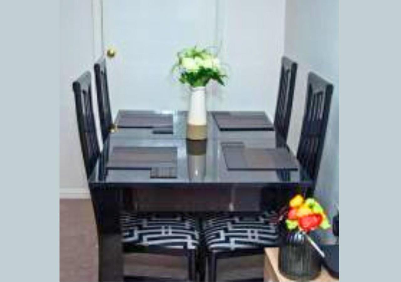 2-Bed Sleeps 4 Comfy For Contractors With Free Parking In Crawley Near Gatwick Manor Royal Refurbishedアパートメント エクステリア 写真