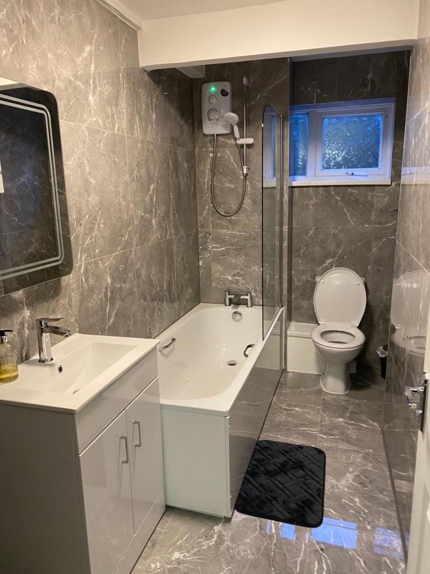 2-Bed Sleeps 4 Comfy For Contractors With Free Parking In Crawley Near Gatwick Manor Royal Refurbishedアパートメント エクステリア 写真