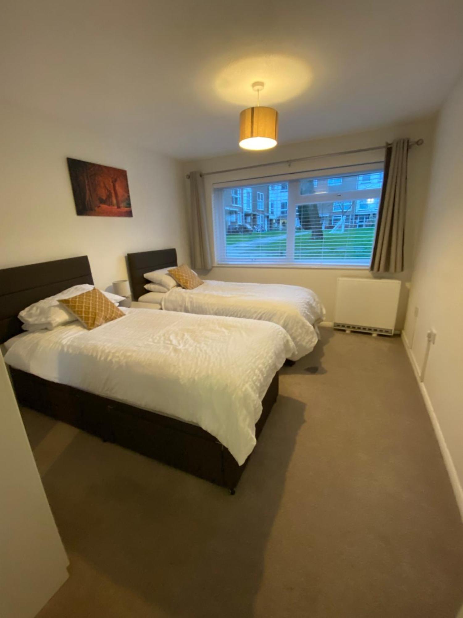 2-Bed Sleeps 4 Comfy For Contractors With Free Parking In Crawley Near Gatwick Manor Royal Refurbishedアパートメント エクステリア 写真