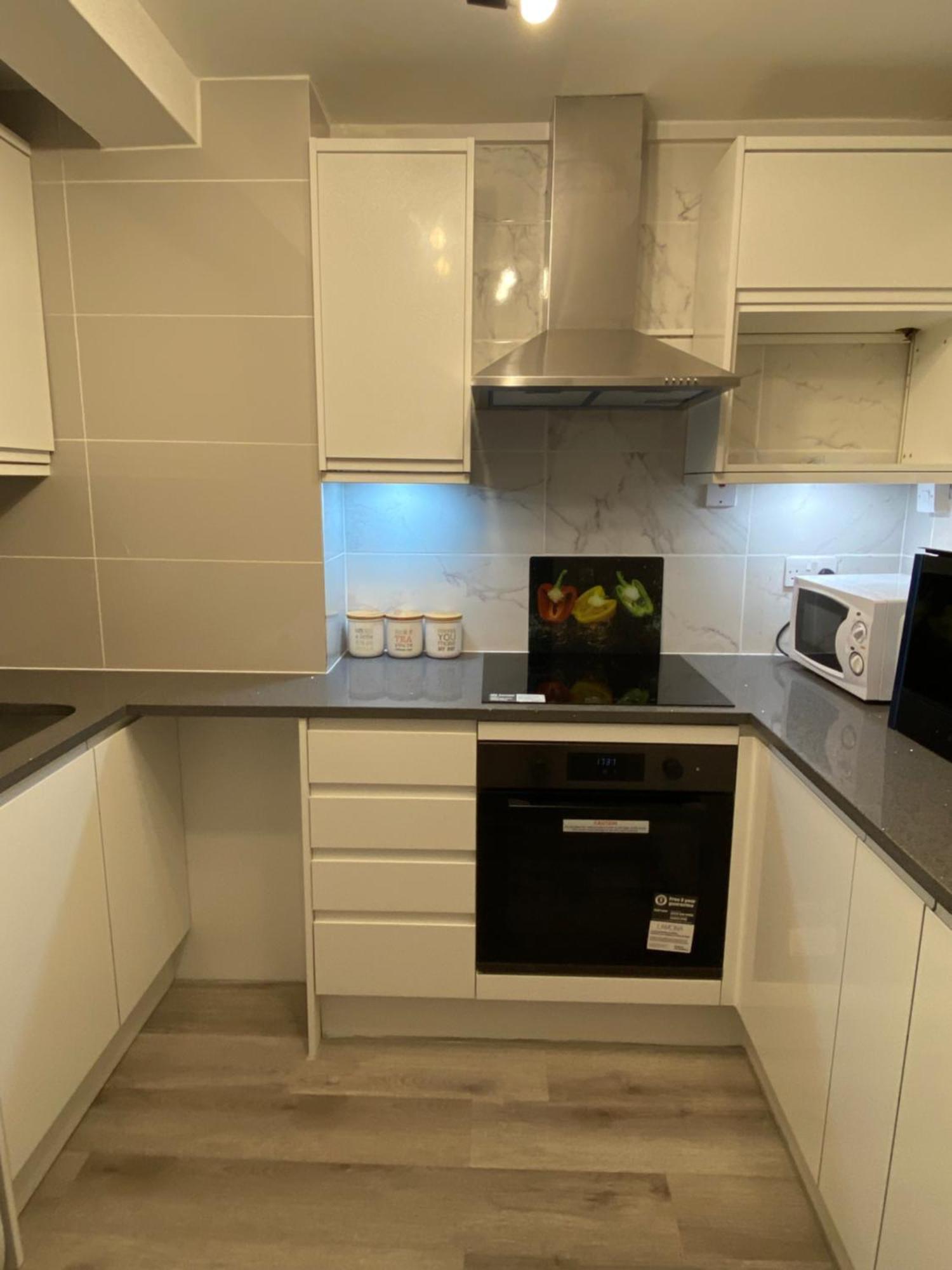 2-Bed Sleeps 4 Comfy For Contractors With Free Parking In Crawley Near Gatwick Manor Royal Refurbishedアパートメント エクステリア 写真