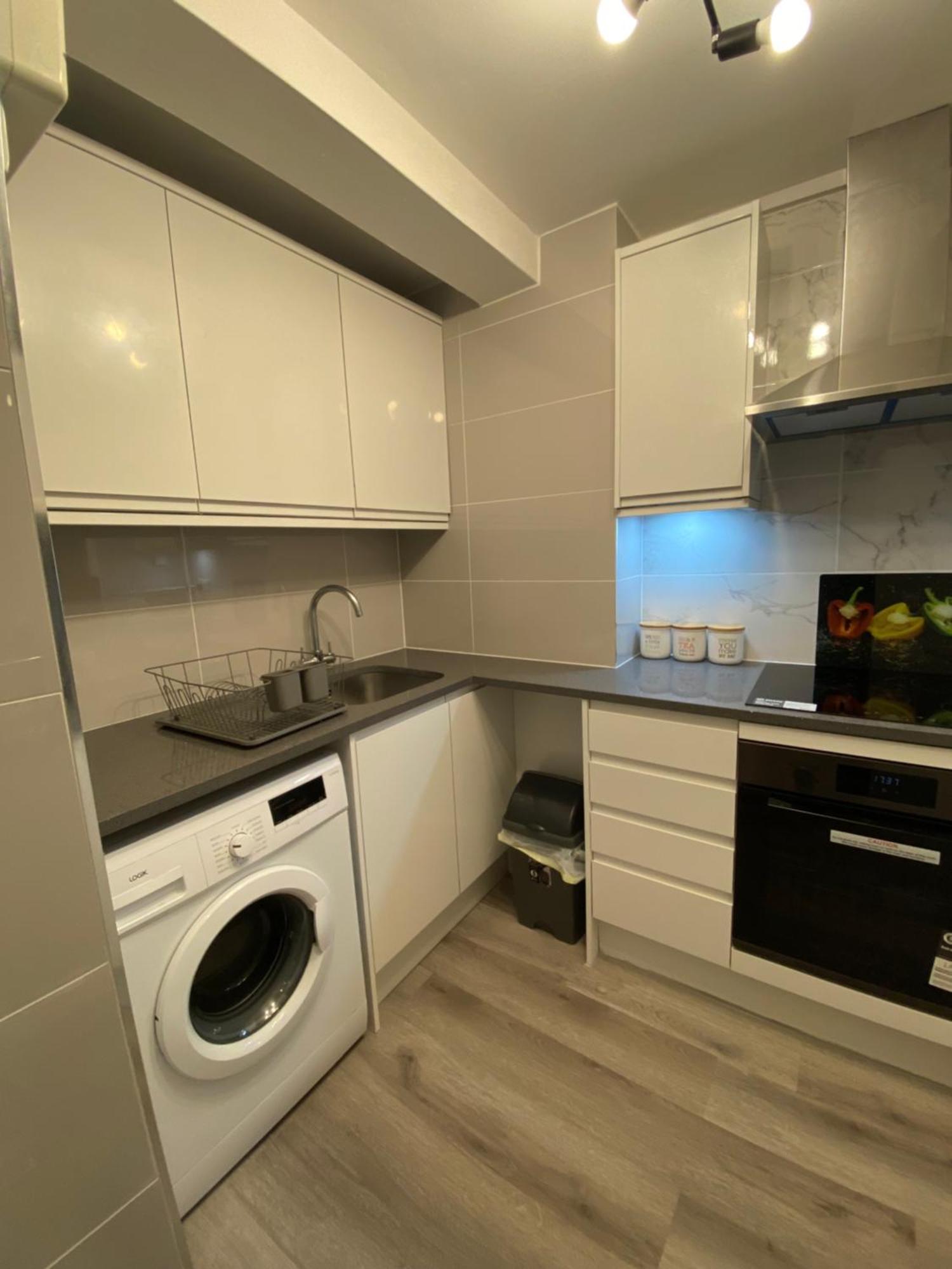 2-Bed Sleeps 4 Comfy For Contractors With Free Parking In Crawley Near Gatwick Manor Royal Refurbishedアパートメント エクステリア 写真