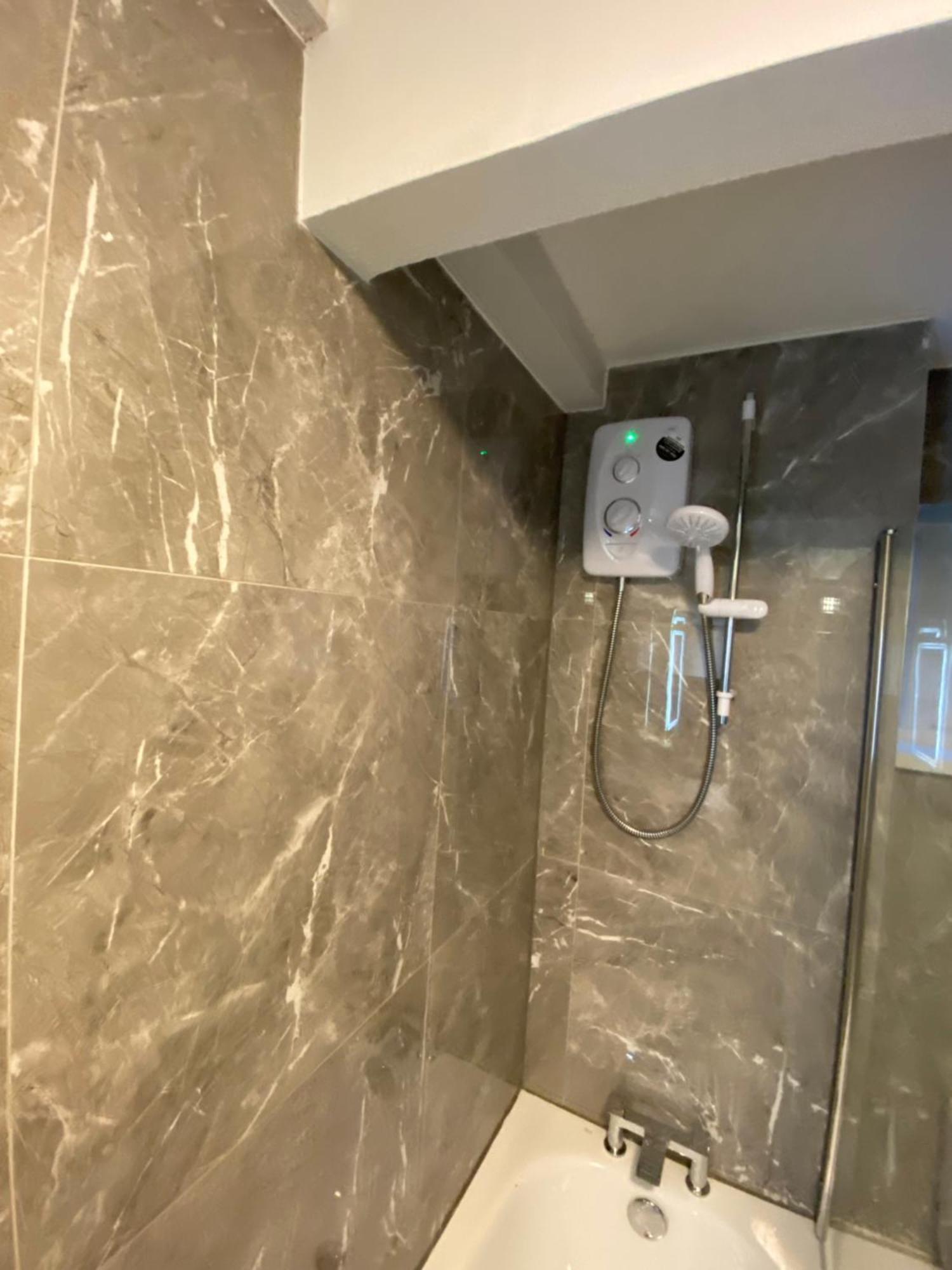 2-Bed Sleeps 4 Comfy For Contractors With Free Parking In Crawley Near Gatwick Manor Royal Refurbishedアパートメント エクステリア 写真