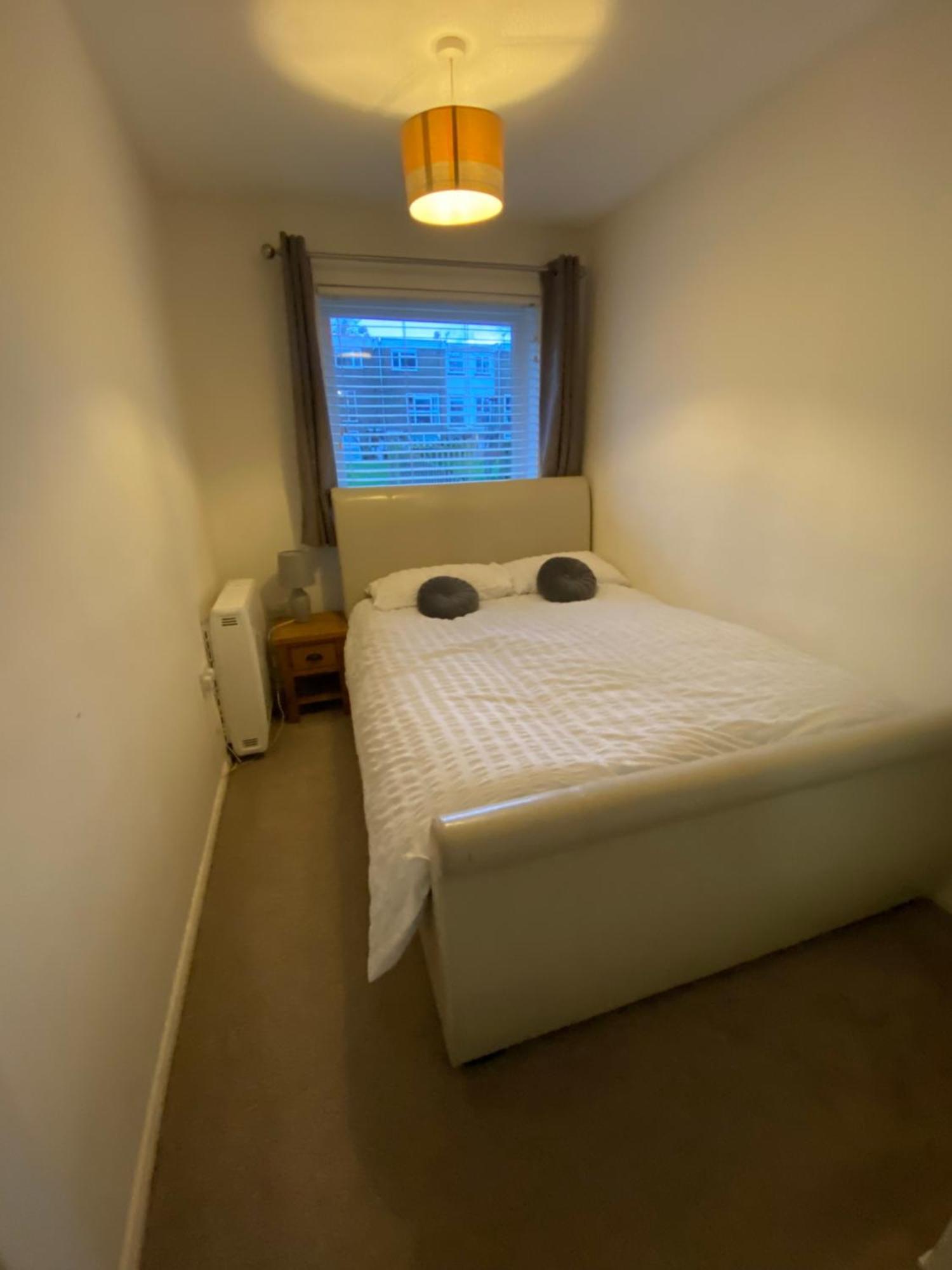 2-Bed Sleeps 4 Comfy For Contractors With Free Parking In Crawley Near Gatwick Manor Royal Refurbishedアパートメント エクステリア 写真