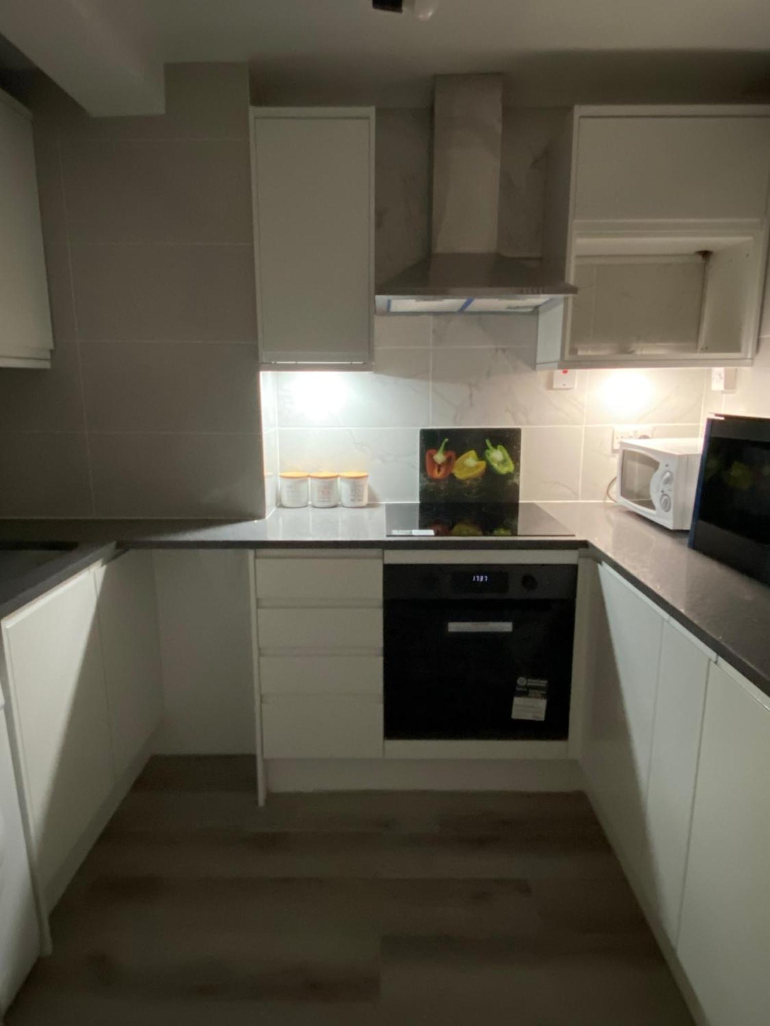 2-Bed Sleeps 4 Comfy For Contractors With Free Parking In Crawley Near Gatwick Manor Royal Refurbishedアパートメント エクステリア 写真
